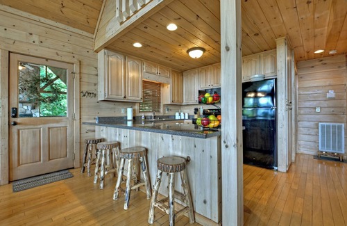 Mineral Bluff Cabin | Eagle Ridge, is pet-friendly haven with a full fenced area and offers awe-inspiring mountain views, a bubbling hot tub, cozy outdoor fireplace, and reliable WiFi.