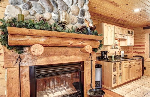Deadwood Cabin | Eagle`s Lair - Log Home | 3 Bed, 2 Bath