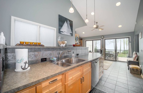 Manistee House | Eagle's Nest - Lake Michigan Private Beach & Year-Round Hot Tub! Manistee, MI
