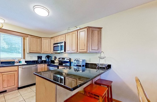 Intervale Condo | Eagle's Peak - Unit A14 | Mtn-view condo in Bartlett with pool, tennis, grill