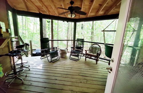 Monteagle Cabin | Eagle Treehouse Getaway with Hot Tub, Gas Fireplace, and Outdoor Firepit!