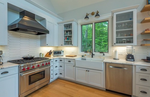 Asheville House | Eagle View | Screened Porch, Chef's Kitchen & Stunning Views!