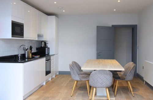 Ealing Broadway Apartment | Ealing Broadway 1 Bedroom | Short Walk from the Historic Walpole Park
