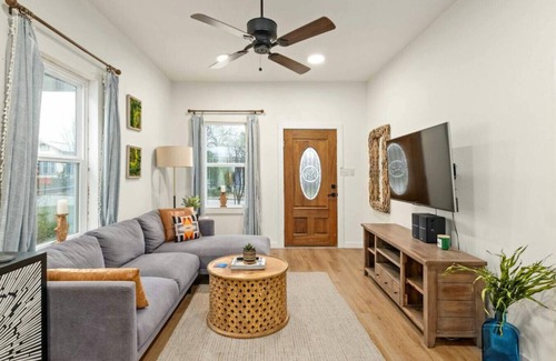 Central East Austin House | East 6th St Home with Private Sauna