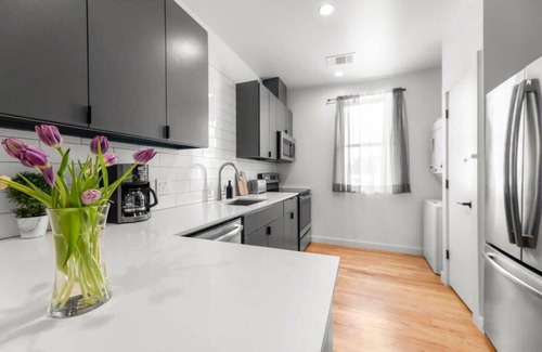 East Cesar Chavez Apartment | East Austin Condo - 2 Bedrooms|Free Parking