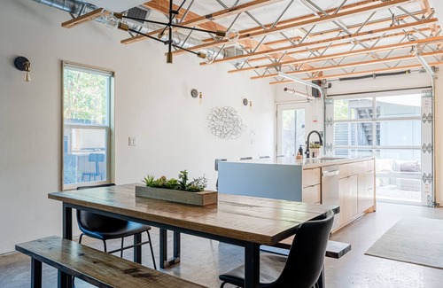 East Cesar Chavez House | East Austin Oasis: Modern Main House + Backyard Loft w/Kitchenette, Fenced Yard