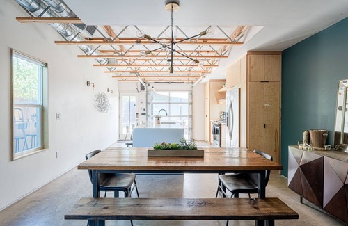 East Cesar Chavez House | East Austin Oasis: Modern Main House + Backyard Loft w/Kitchenette, Fenced Yard
