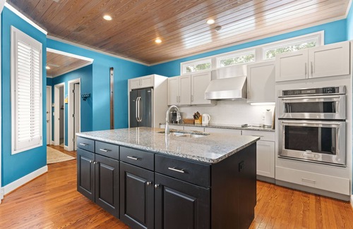 East Beach House | East Beach Family Retreat with large pool, sleeps 15