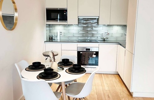 Canning Town Apartment | East London 1-Bed Apt, Sleeps 2, 7 mins to station
