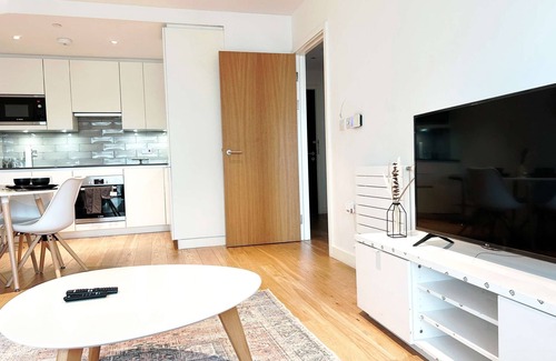 Canning Town Apartment | East London 1-Bed Apt, Sleeps 2, 7 mins to station