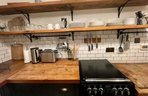 Dalston Apartment | East London Vintage Creative Victorian Maisonette Hackney