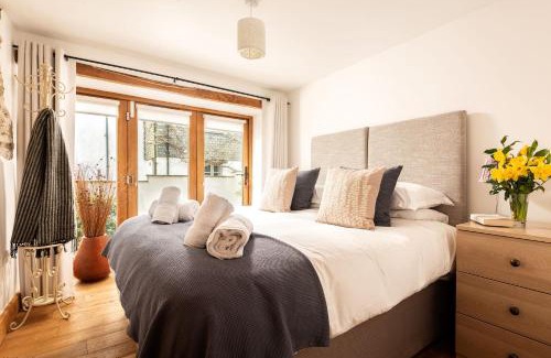 Widegates House | East Trenean Farm Cottages -4 Luxury Cornish Cottages sleeping 20 with hot tubs, private gardens, rural views and EV facilities