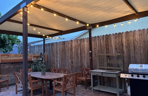 East Side Costa Mesa House | Eastside Costa Mesa, close to Disneyland, beaches.n1.5 miles to JWA airport.