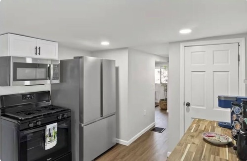 Ionia House | Eastside Cozy Getaway in East Rochester
