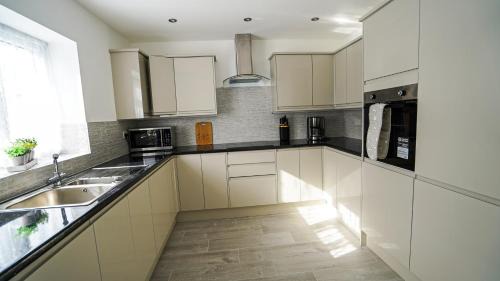 Slough House | Easy 2 Manage 4Bedroom House with Complimentary Parking