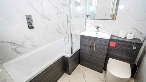 Slough House | Easy 2 Manage 4Bedroom House with Complimentary Parking