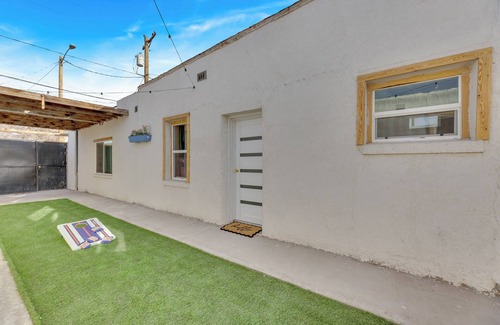 Segundo Barrio Apartment | Easy access~freeway~downtown~Mexico~king bed~star on Mountain View