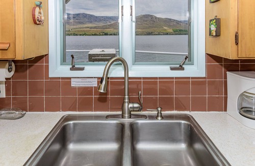 Oroville House | Easy access Lake Osoyoos Waterfront Home