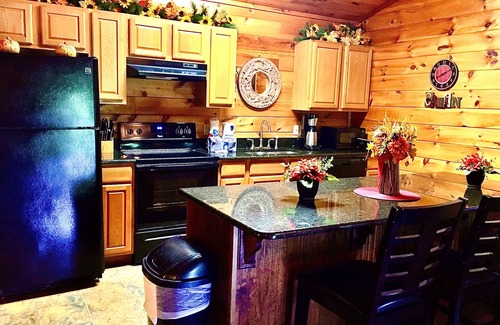 Gatlinburg - Pigeon Forge Cabin | 🐾 EASY ACCESS 🐾 NO Crazy Roads 🐾 BEARS 🐾 5Minutes off Parkway 🐾DOLLYWOOD7Miles 🐾