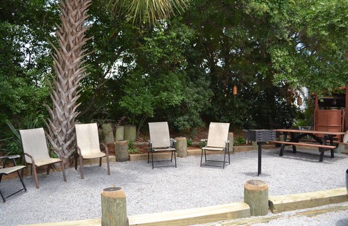 Isle of Palms Condo | Easy Breezy 2 Bd, 1st Floor, 4 Min to Beach
