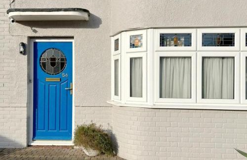 Elm Park House | Easy London Access 9mins Walk to Elm Park Station & Near City Airport