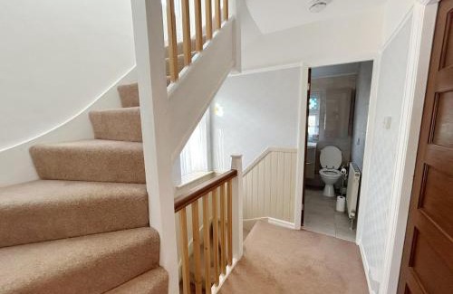 Elm Park House | Easy London Access 9mins Walk to Elm Park Station & Near City Airport