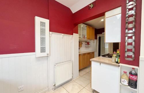 Elm Park House | Easy London Access 9mins Walk to Elm Park Station & Near City Airport