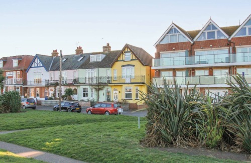 Gorleston-on-Sea Cottage | Easy stroll to the sandy beach with harbour views to watch the ships arrive.