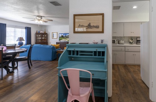 Mount Dora Cottage | Easy walk 5 blocks to downtown dining & shopping. 2 BR, 2 Bath, POOL