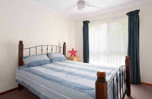 Tin Can Bay House | Easy walk to the foreshore and central to all that Tin Can Bay has to offer!