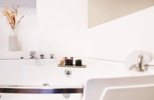 Central Station Apartment | Easylife-Sophisticated with Jacuzzi in Centrale