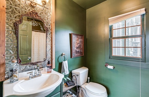 Glencliff Cottage | Eclectic Nashville Cottage ~ 5 Mi to Downtown!