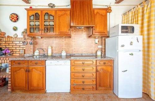 Arruda dos Vinhos Apartment | Eclectic oasis with poolside charm in Arranhó