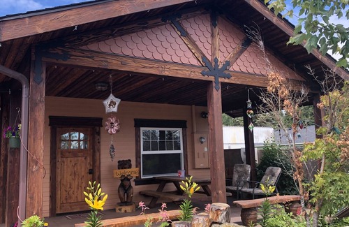 Salem House | Eclectic Private Guest Quarters Oregon 3D Art w/Spa