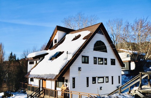 Rossland House | Eclectic Rossland House, Walk to town, Pet friendly