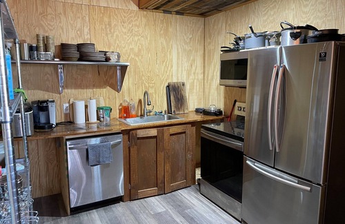 Izoro Cabin | Eclipse Path Center- True Texas Hunting Camp Lodge-pet friendly!