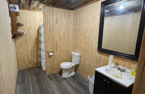 Izoro Cabin | Eclipse Path Center- True Texas Hunting Camp Lodge-pet friendly!