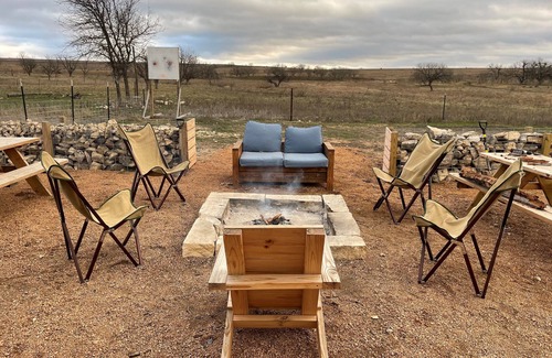 Izoro Cabin | Eclipse Path Center- True Texas Hunting Camp Lodge-pet friendly!