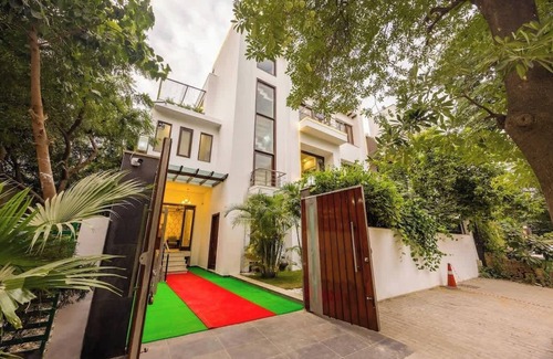 Sector 40 Apartment | Eco-chic haven in Gurgaon w/balcony
