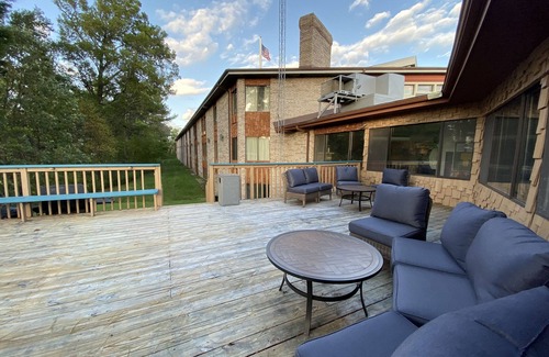 Stevens Point Hotel | Econo Lodge Inn And Suites
