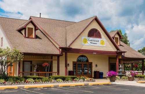 Grand Rapids Cabin | Econo Lodge & Suites Grand Rapids Airport
