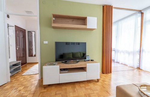 Novi Beograd Apartment | Eden: 1-bedroom apartment in New Belgrade -fast wifi and dedicated working space