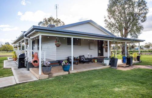 Parkes House | EdenValley Private Manicured Gardens with Fire Pit