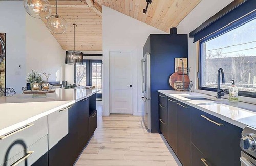 Stanstead Township Ski Chalet | Edge of Lake Lovering - Spa - Chic Shack