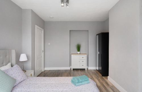 Brent Apartment | Edgware Oasis: Modern Haven near Tube & Park