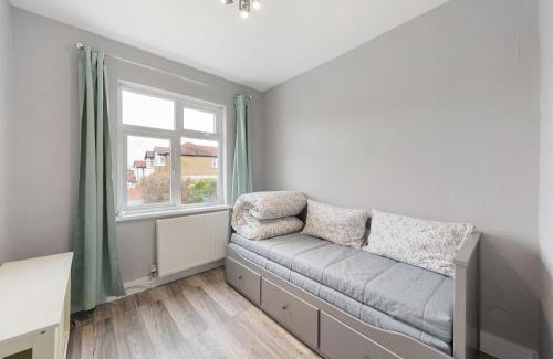 Brent Apartment | Edgware Oasis: Modern Haven near Tube & Park
