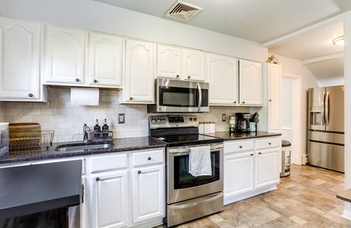 Edison House | Edison Vacation Home: 1 Mi to Train Station to NYC