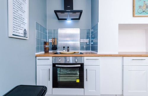 Salford House | Edward House is a 5 bedroom home. Great location + FREE WiFi