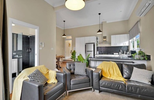Orange Apartment | Edwina Suite I - Sleek & Stylish, CBD, Wi-Fi