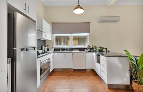 Orange Apartment | Edwina Suite I - Sleek & Stylish, CBD, Wi-Fi